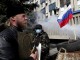 UKR05 LUGANSK (UCRANIA) 14/04/2014.- Un cura reza mientras un grupo manifestantes muestra su apoyo a los separatistas prorrusos que mantienen ocupada una sede gubernamental, en Lugansk (Ucrania) hoy, lunes 14 de abril de 2014. El plazo del ultimátum presentado por el presidente interino de Ucrania, Alexandr Turchínov, a los prorrusos para que depongan las armas y abandonen los edificios públicos que mantienen ocupados en el sureste del país venció hoy a las 09.00 horas (06.00 GMT). El jefe del Estado ucraniano, que anunció anoche que empleará el ejército para restaurar el orden, firmó un decreto que garantiza que no se perseguirá judicialmente a quienes acaten el ultimátum en caso de que no hayan herido o matado a otros ciudadanos. EFE/Zurab Kurtsikidze