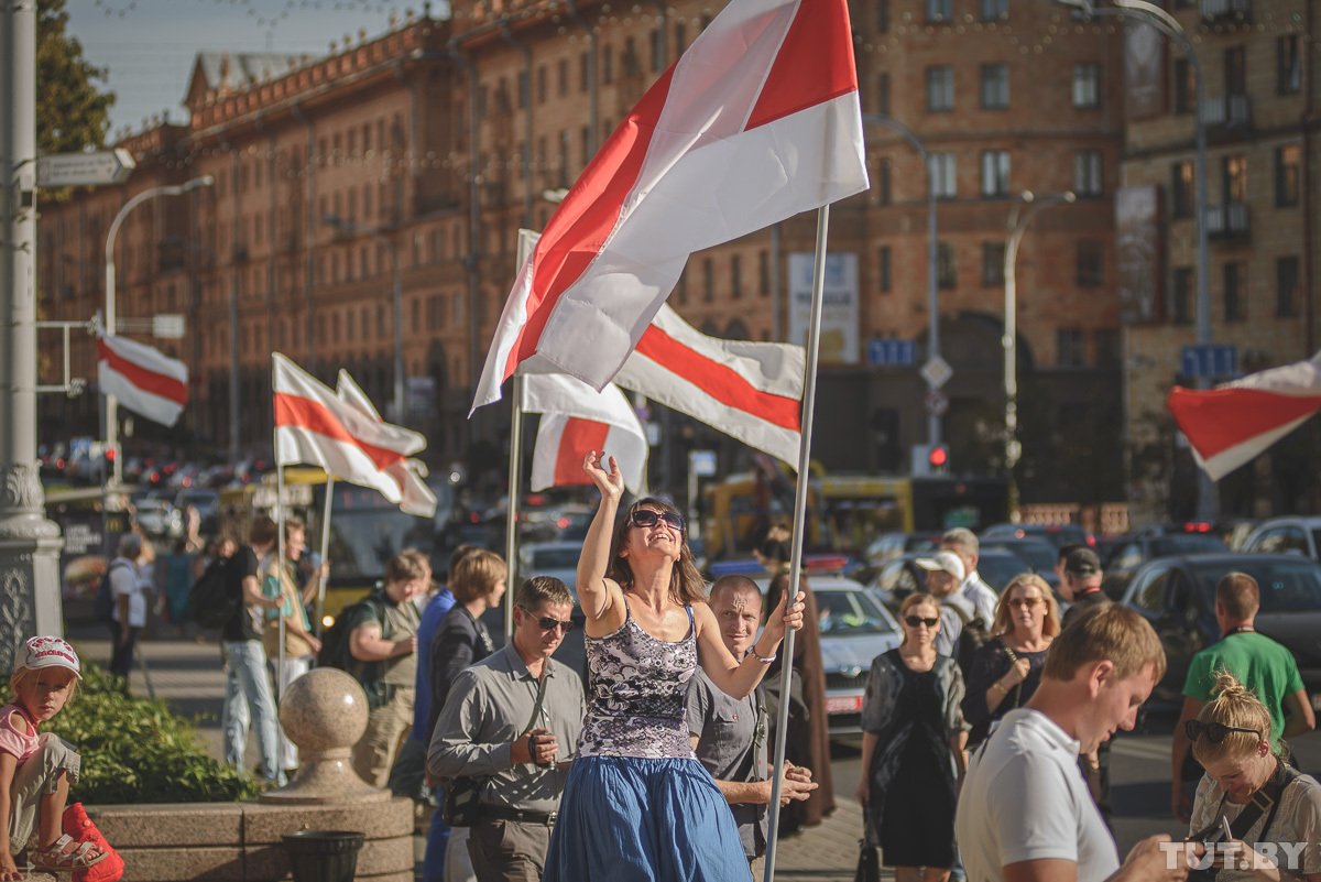 Миссия выполнима. Где и как раздобыть национальный флаг?Где и как раздобыть  национальный флаг на 25-ое марта? - 1863x